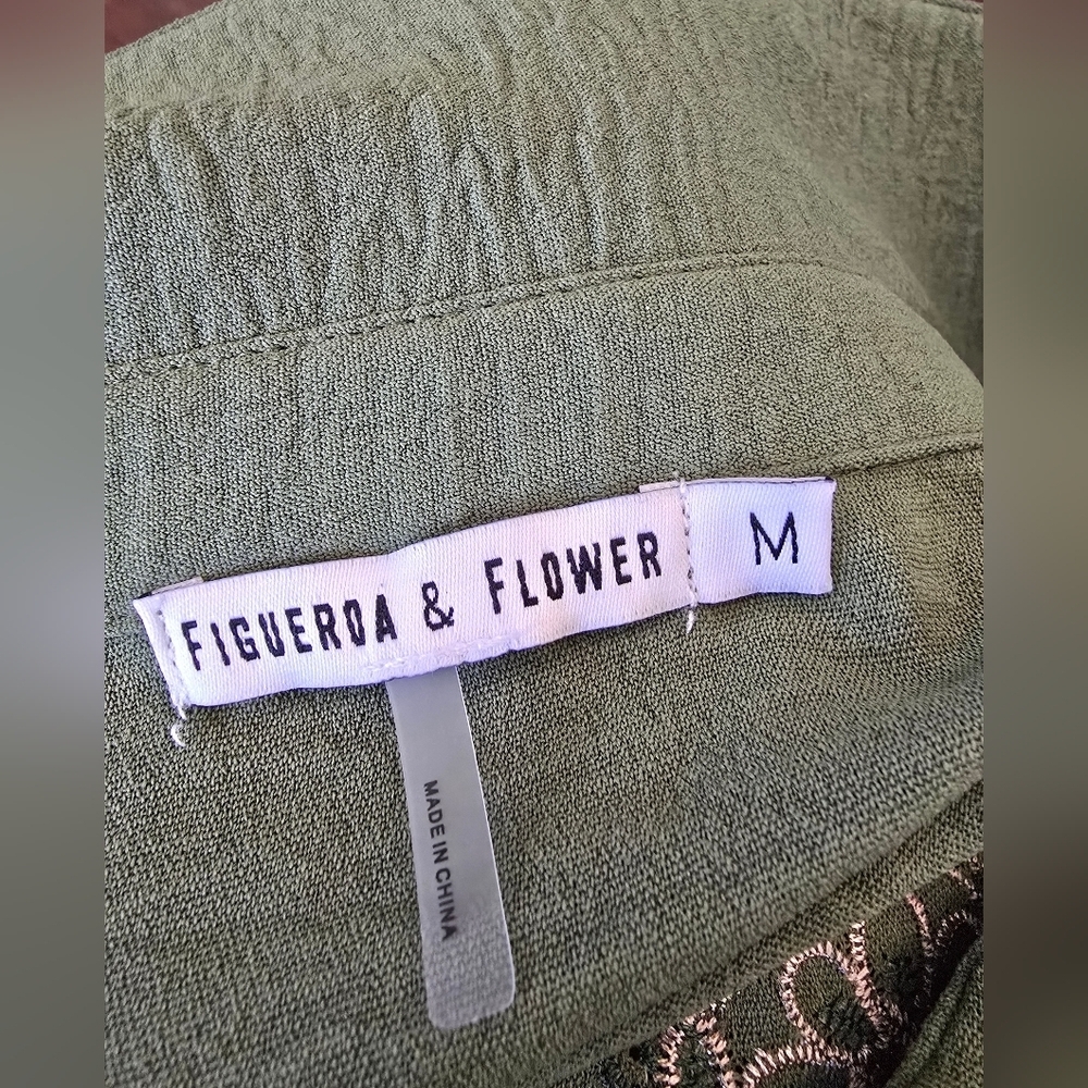Figueroa & Flower Green Embroidered Spread Collar with Long Roll-Tab Sleeves - Picture 10 of 10